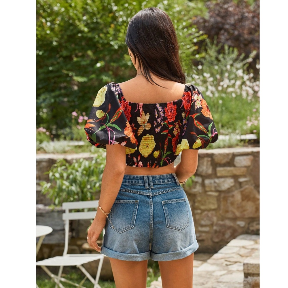 Off the Shoulder Floral Puff Sleeve Shirred Sweetheart Neck Crop Top in Black - Picture 9 of 11